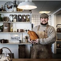 mig i min butik med en af mine hjemmelavet skinker.