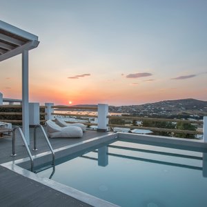 EXECUTIVE PRIVATE POOL SUITE