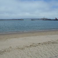 砂浜からみた防波堤