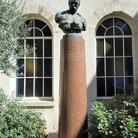 La sculpture sur son socle