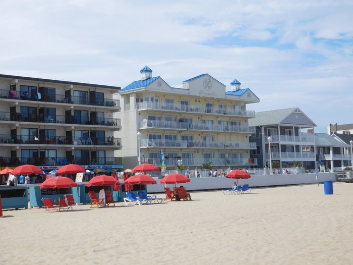 Howard Johnson Plaza by Wyndham Ocean City Oceanfront Pool: Pictures ...