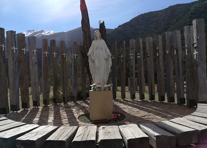 Virgen de los Rayos en la Buitrera, hermosamente ambientada en un plano arriba de los cerros.