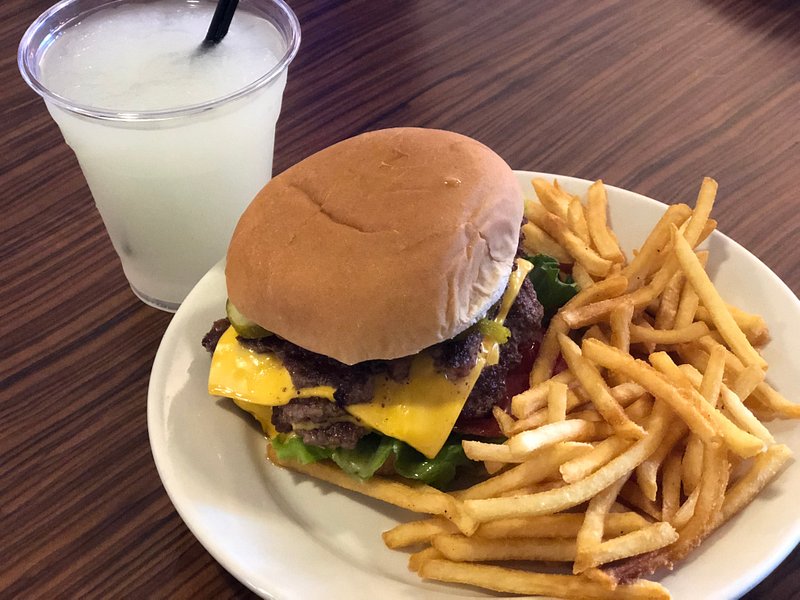 Try the seasoning salt on your burgers - Picture of Steak 'n Shake, Reno -  Tripadvisor