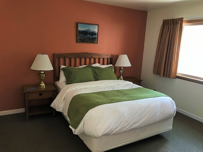 https://dynamic-media-cdn.tripadvisor.com/media/photo-o/14/06/c5/20/queen-alpine-room.jpg?w=700&h=-1&s=1