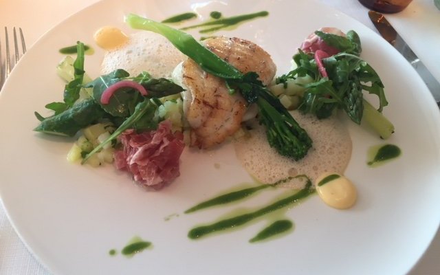 Filet de turbotin poêlé bimi, asperges vertes, sauce de jambon ibérique et brunoise de pommes de