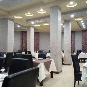 Décor du restaurant lourdement chargé