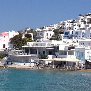 Shopping in Matoyianni Street – Things to do in Mykonos