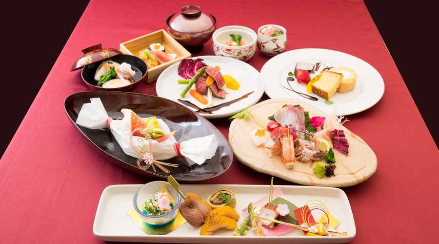 御膳スタイルの料理から単品メニューまで、専属料理人が季節・地元の食材に拘り心を込めて作ります。