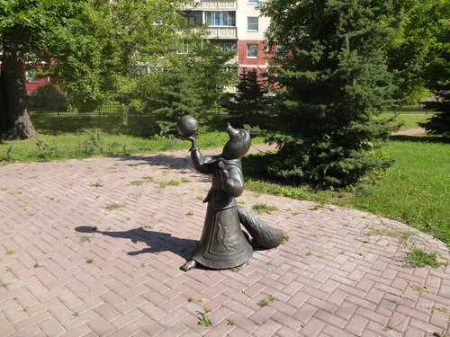 Памятник колобок