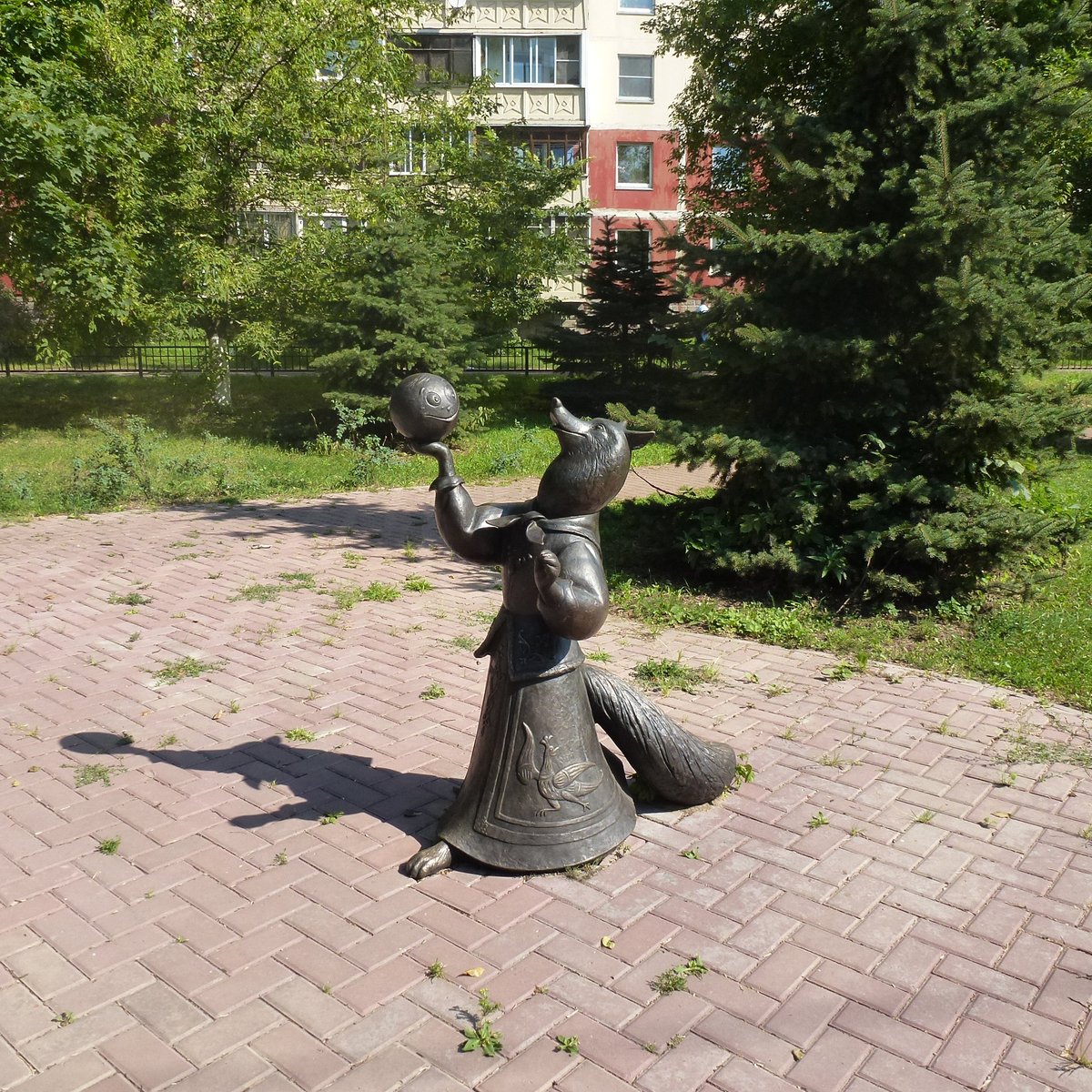 Памятник колобок