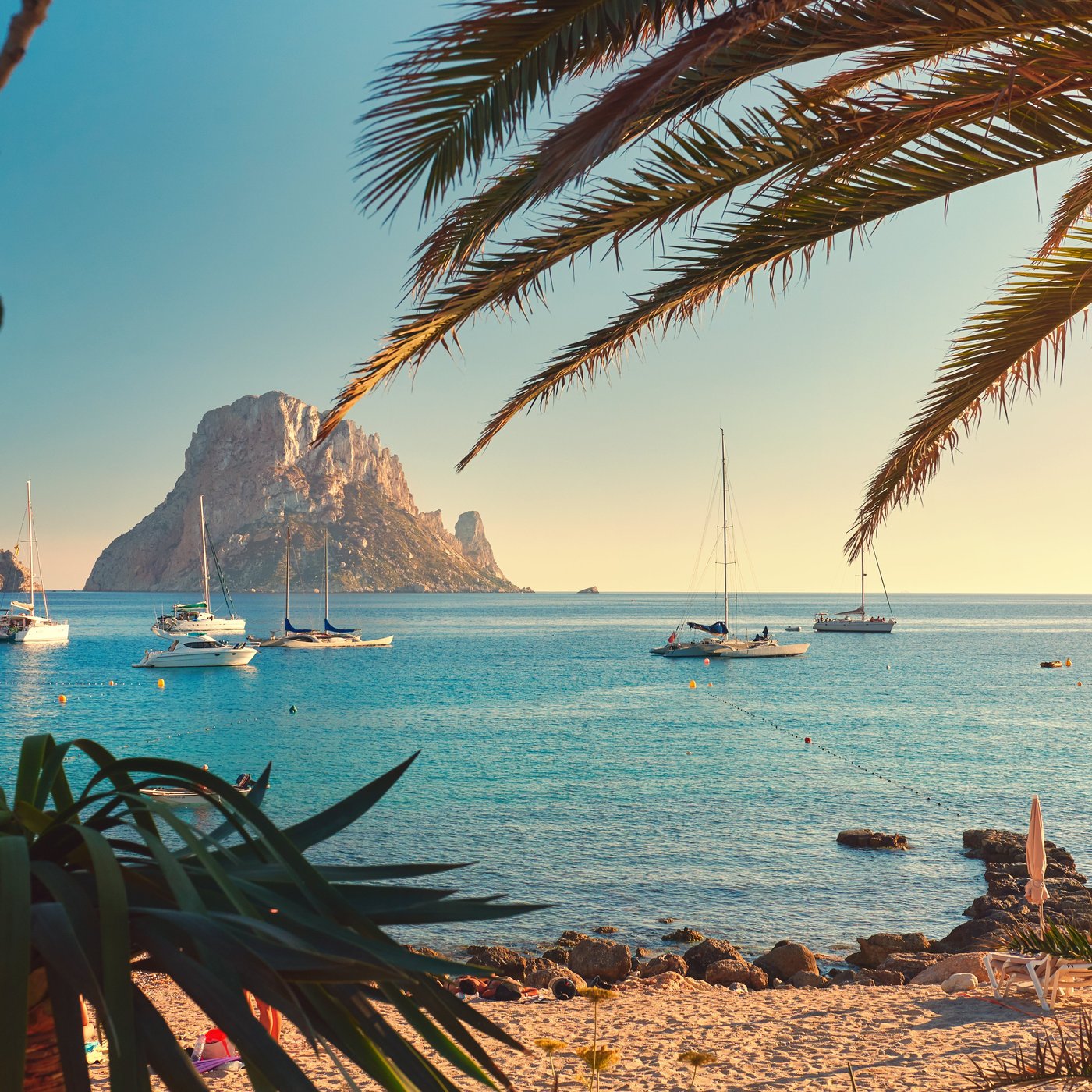 Ibiza - Khám Phá Địa Điểm Du Lịch Nổi Tiếng, Văn Hóa và Lễ Hội Sôi Động