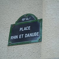 Plaque de rue de localisation de la statue