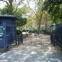 Une entrée du square