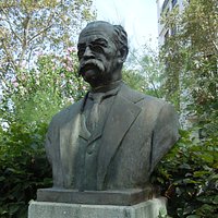 La sculpture sur son socle