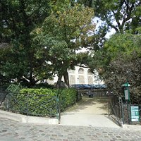 Une entrée du square