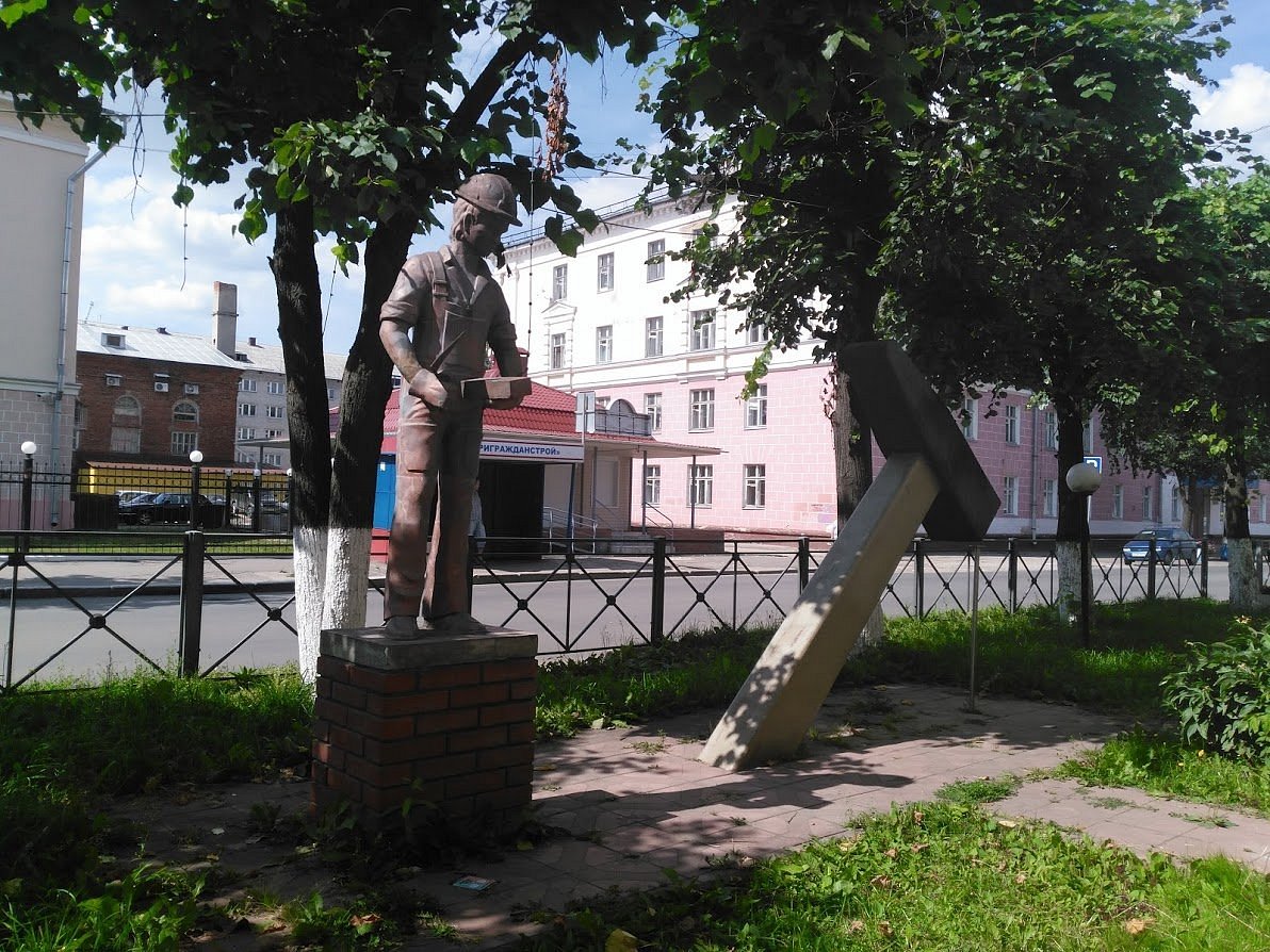 Памятник молотку в йошкар оле фото