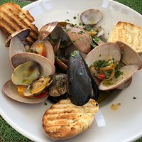 Saute di Cozze e Vongole con crostino di Pane profumato all’Aglio