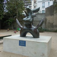La sculpture sur son socle
