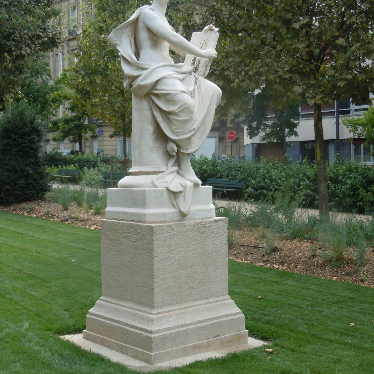 Statue L’histoire Inscrivant Le Centenaire (paris) - All You Need To 