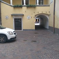 Cortile in cui si trova il monumento. Una targa.