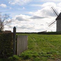 La chaumière et son moulin de pierre