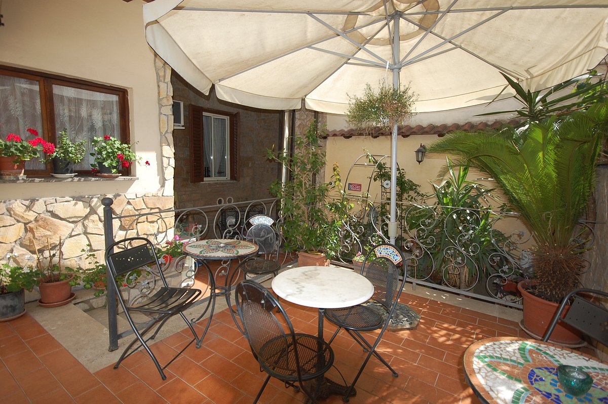 Veduta del lato armadio, tavolino frigo bar. - Picture of Alex Inn, Rome -  Tripadvisor