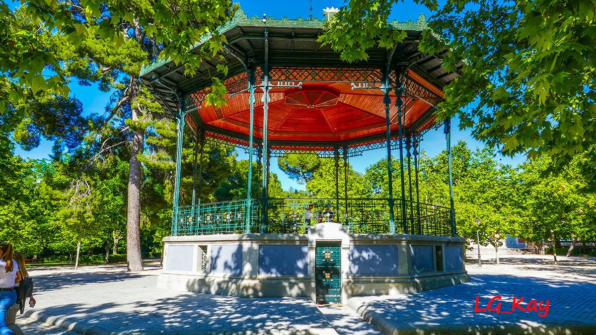 Boating at Retiro Park - where to rent a boat - Rent & Roll Madrid