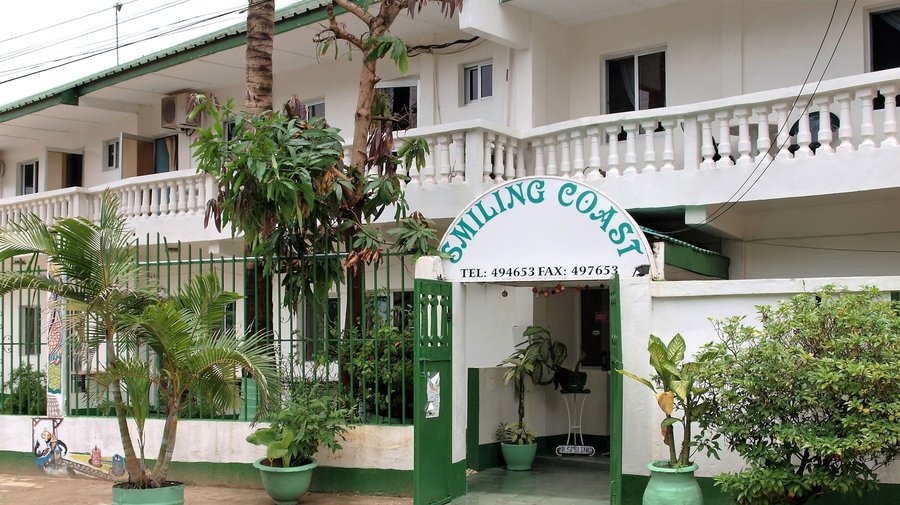 A view of Smiling Coast Guesthouse Bar & Restaurant from outside