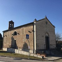 Dalla strada la vista della piccola chiesa dell'Assunta appare cosi'