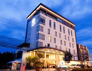 Home Crest Hotel in Mindanao, image may contain: Hotel, City, Condo, Urban