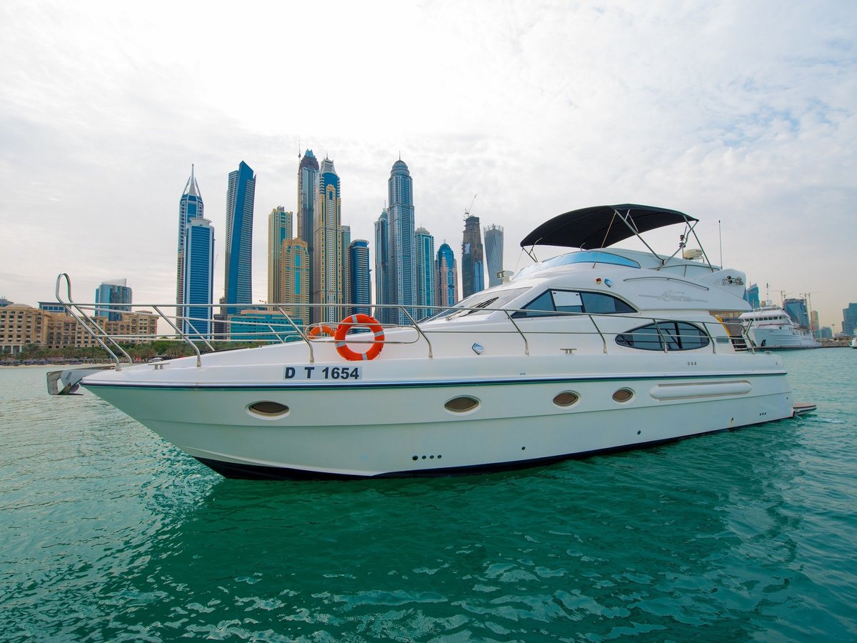 Яхта шейха дубая. Bayliner 50 футов. Названия яхт. Яхта с номером. Яхта вид спереди.