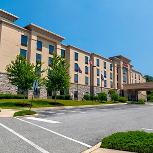 Hampton Inn & Suites Chadds Ford in Glen Mills, image may contain: City, Condo, Neighborhood, Urban