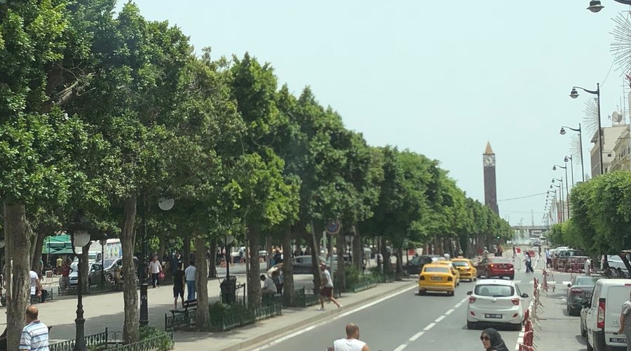 Avenida com Relógio ao fundo