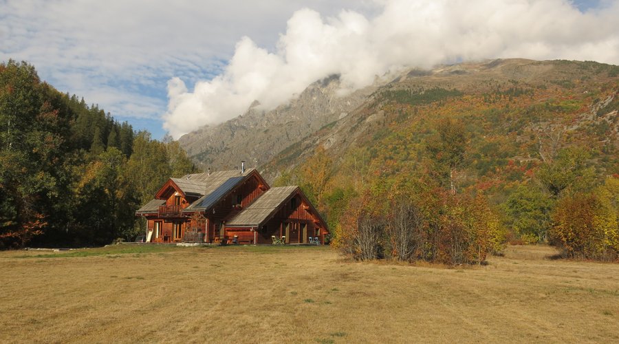 La chalet Au Fil de l'Onde est situé au milieu des champs à 10 min à pied du centre de Vallouise