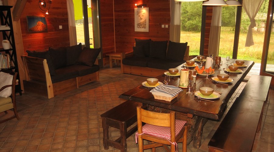Salle commune du chalet où sont pris les repas, et ou il est possible de lire, jouer aux cartes.