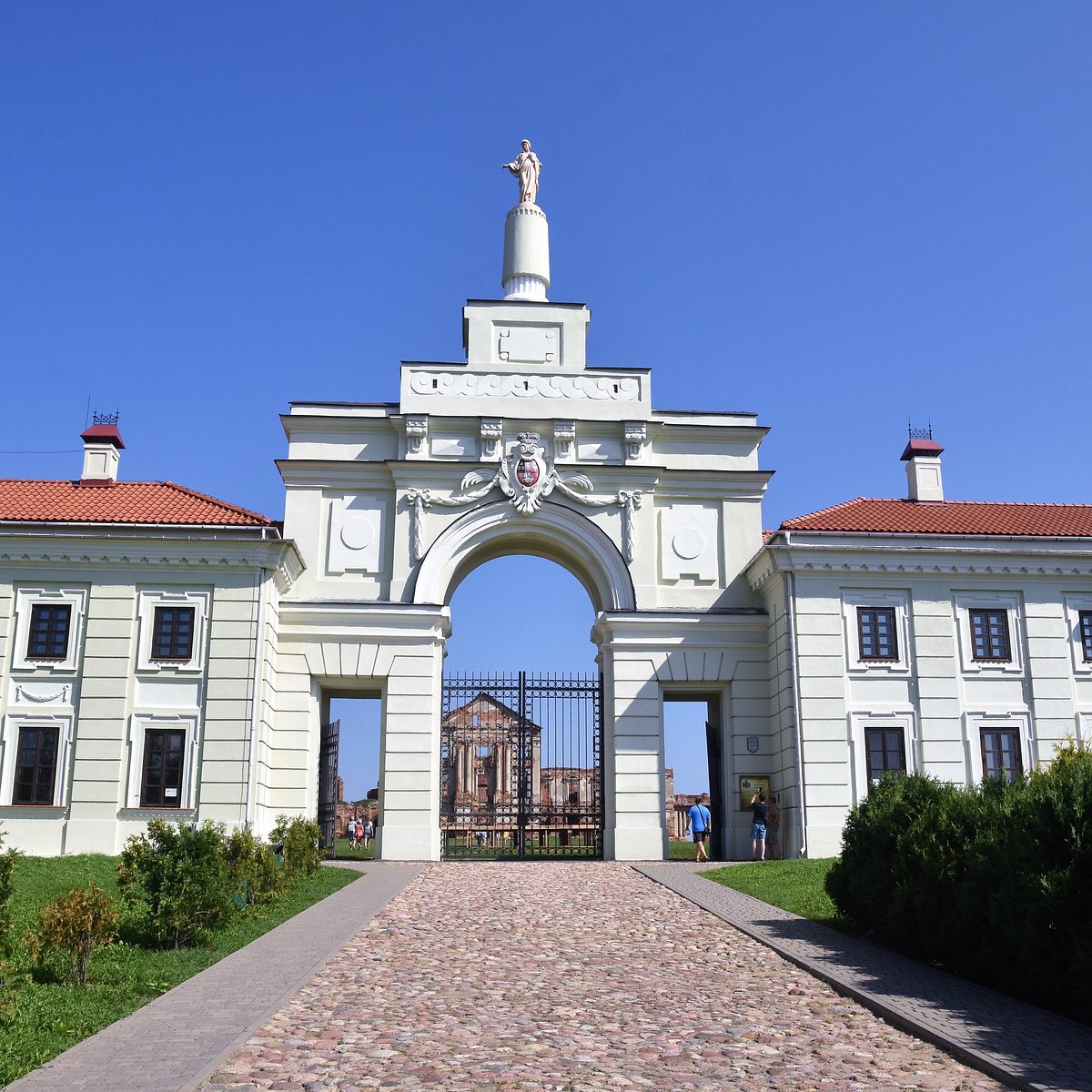 Ружаны замок. Дворец Сапегов в Ружанах. Ружанский дворец Белоруссия. Беларусь Ружаны дворец. Замок Сапегов в Ружанах.