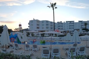Basseng og strand