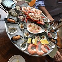 This was a one tier seafood platter.