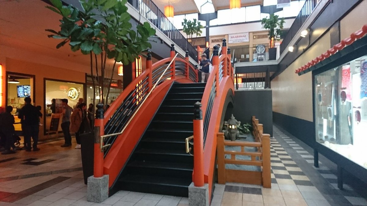 Inside a Huge Japanese Shopping Mall 