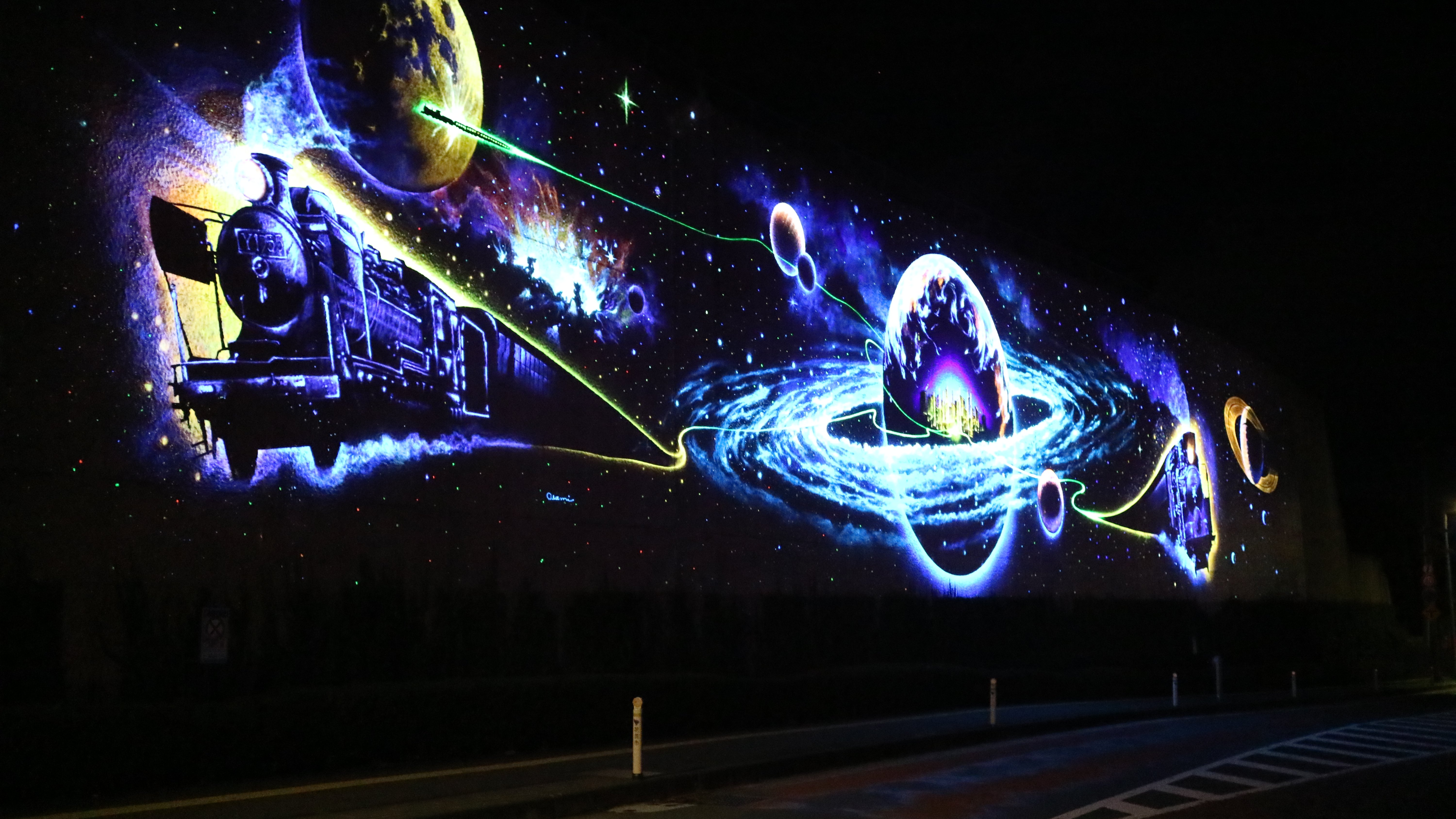 Future City Galaxy Earth Railway Mural (花卷市) - 旅游景点点评