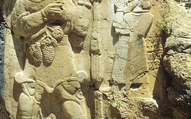 Bas-relief à même une paroi rocheuse près d' Eregli , datant du deuxième millénaire. Roi Hittite