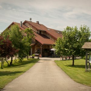la maison au centre du village