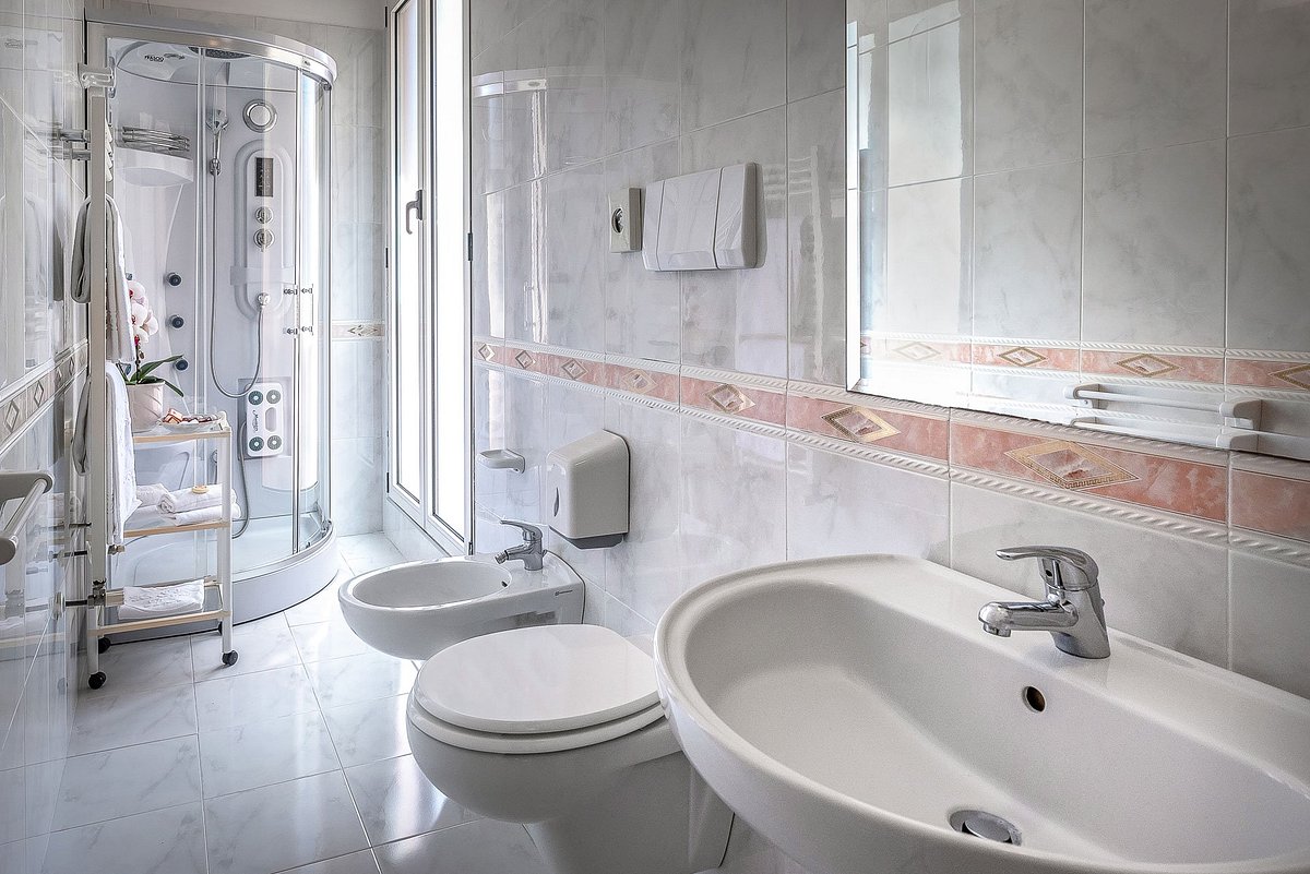 bagno con doccia direttamente dentro il vater - Picture of Gamma Hotel,  Rimini - Tripadvisor