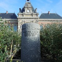 Arrière du monument devant la mairie