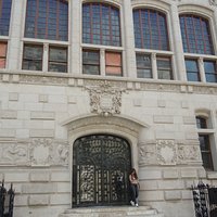 Entrée de l'Institut et de chaque côté la frise