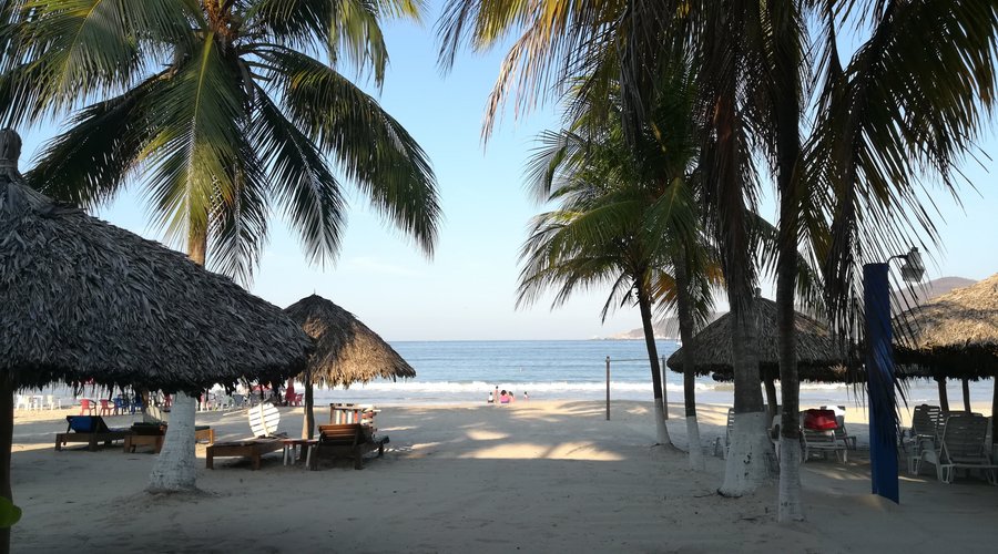 El lugar es bellísimo y el mar azul y caliente, de modo que es perfecto para descansar y tostars