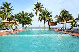 Abad Whispering Palms in Kumarakom, image may contain: Hotel, Summer, Resort, Pool
