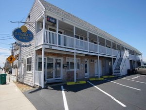 Marguerite Motel in Hampton, image may contain: Hotel, Building, Car, City