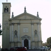 la facciata della chiesa che da' sulla piazza, sul lato destro il patronato e la casa del parroc
