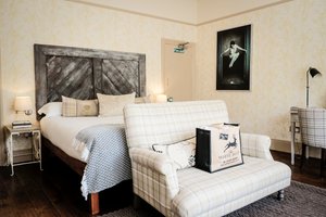 Room & Suite